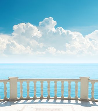 balkon yakın deniz ve ele bulutlar