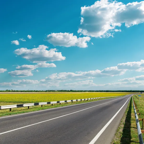 asfalt yol bulutlu gökyüzü altında