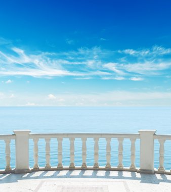 balkon bulutlu gökyüzü altında deniz kenarında