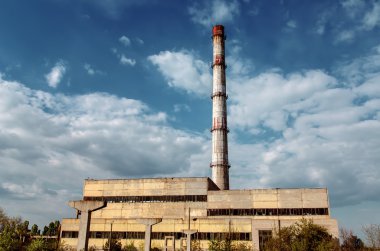 eski fabrika semt boru bulutlu gökyüzü karşı