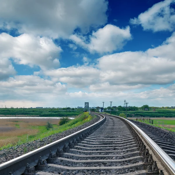 Eisenbahn bis zum Horizont unter Wolken — Stockfoto