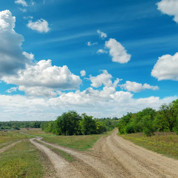 Due strada rurale all'orizzonte sotto cielo nuvoloso — Foto Stock