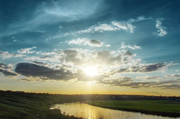 Dramático pôr do sol sobre o rio — Fotografia de Stock