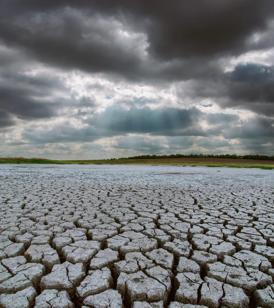 Sécheresse terres sous un ciel dramatique — Photo