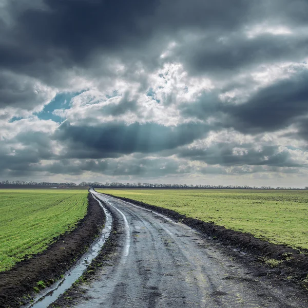 Dirty road to cloudy horizon. rain before — Stock Photo, Image