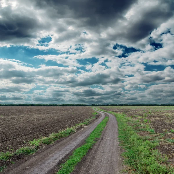 Camino sucio hacia el horizonte nublado — Foto de Stock