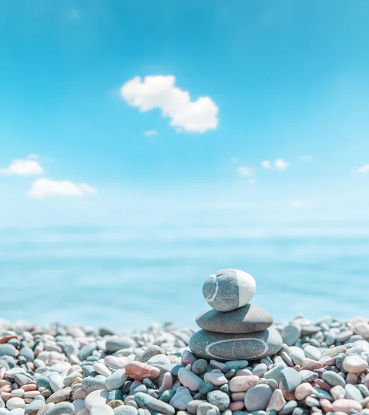 Zen stone stack nära havet — Stockfoto