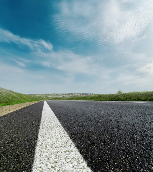 Asfalt weg close-up aan bewolkt horizon — Stockfoto