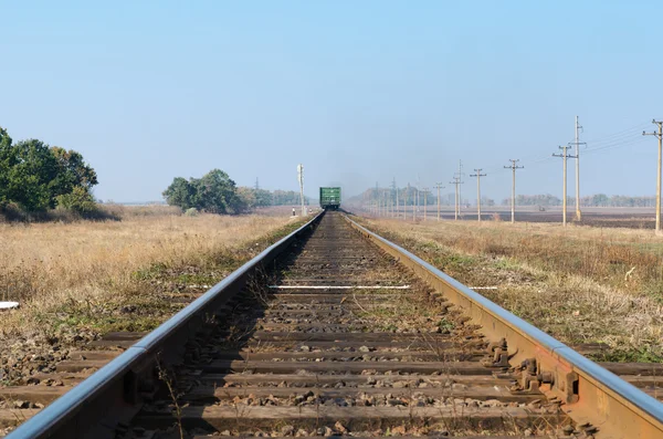 Viejo ferrocarril con tren va al horizonte — Foto de Stock