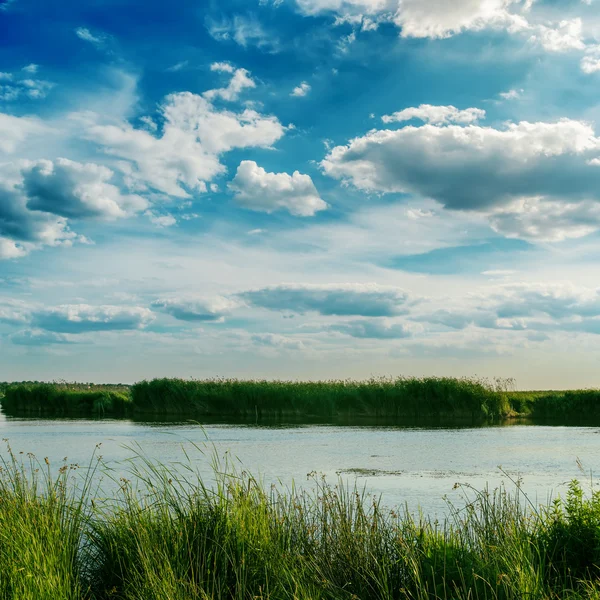 Ciel dramatique avec des nuages sur la rivière — Photo