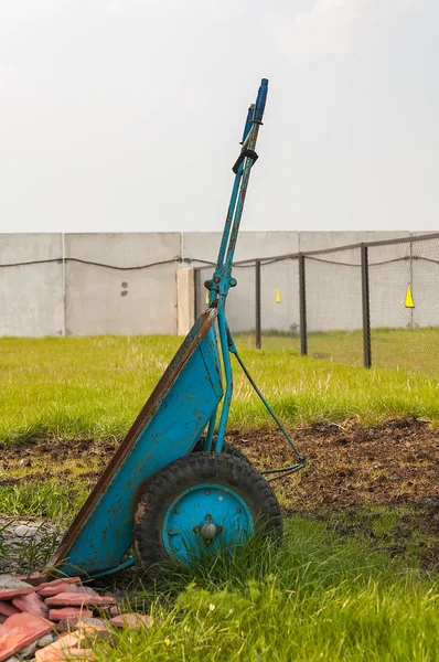 Carretilla sobre hierba verde — Foto de Stock