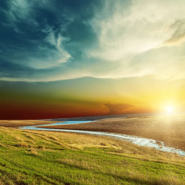 nehir üzerinde dramatik günbatımı