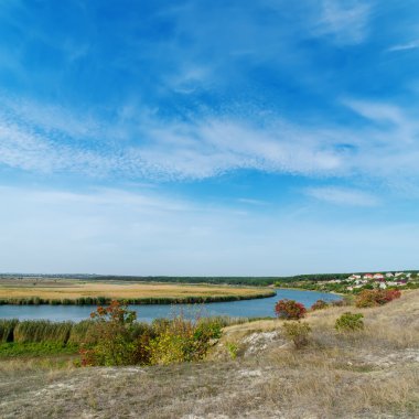 Yaz aylarında nehir üzerinde mavi bulutlu gökyüzü