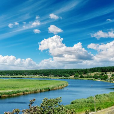 nehir ve bulutlu gökyüzü ele