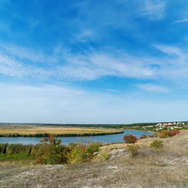 Cielo azul nublado sobre el río en verano —  Fotos de Stock