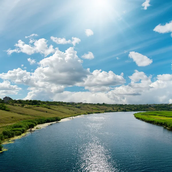 Río con reflejos y cielo azul nublado — Foto de Stock