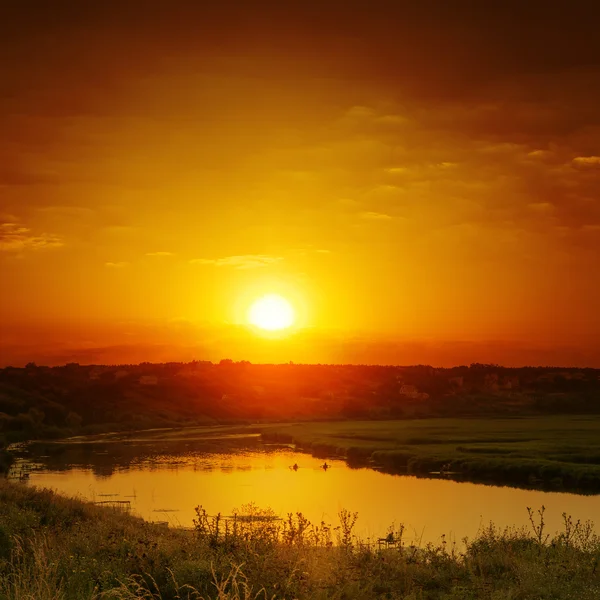 Coucher de soleil dramatique rouge sur la rivière — Photo