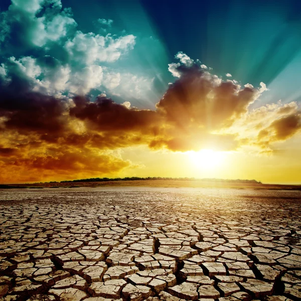 地球温暖化。割れた地球の劇的な夕日 — ストック写真