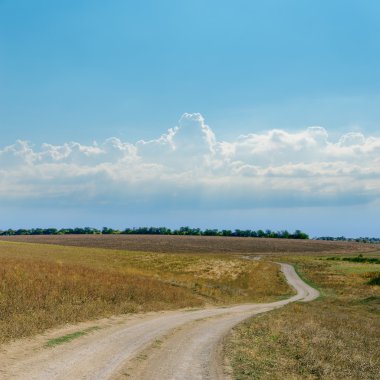 kirli yol ve bulutlu gökyüzü mavi