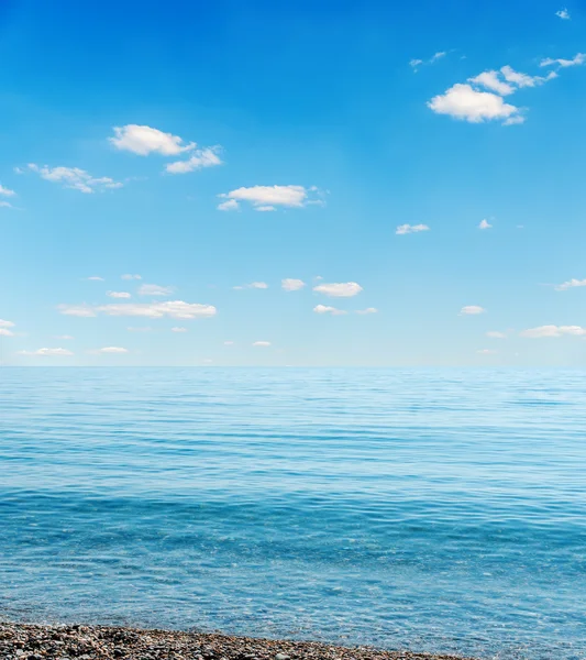 Голубое море и небо над ним — стоковое фото