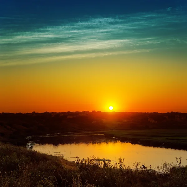 Goede zonsondergang over de rivier — Stockfoto