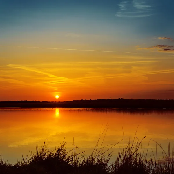 Nehir üzerinde kırmızı günbatımı — Stok fotoğraf
