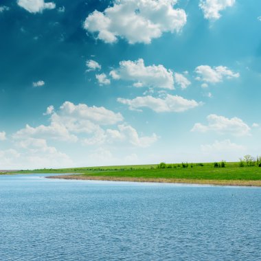 Yaz manzara nehir ve bulutlu gökyüzü