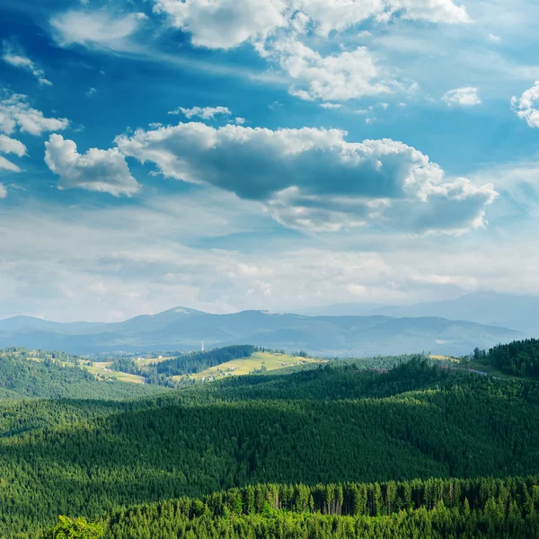 Groene berg vallende bewolkte hemel — Stockfoto