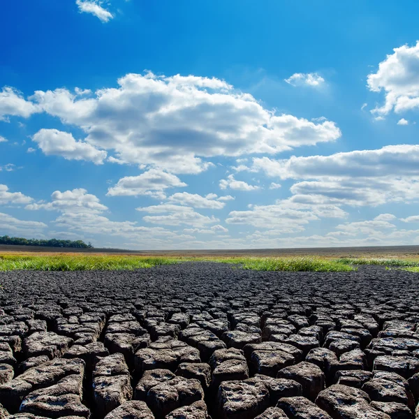 Siccità terra e cielo blu con nuvole — Foto Stock