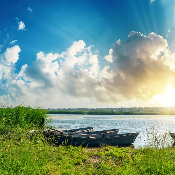 Захід сонця над річкою з човнами — стокове фото