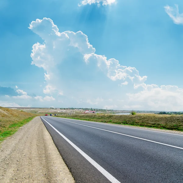 Asphalt road to cloudy horizon — Stock Photo, Image