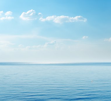 Mavi deniz ve gökyüzündeki bulutlar