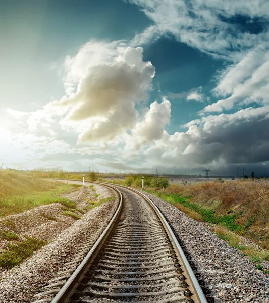 Spoorlijn naar de horizon in zonsondergang — Stockfoto