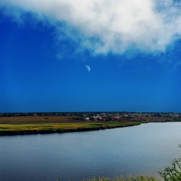 Floden och djupblå himmel med månen — Stockfoto