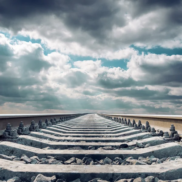 Järnvägen nära horisonten under dramatisk himmel — Stockfoto