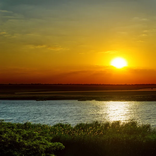 Δραματική ηλιοβασίλεμα πάνω από το ποτάμι — Φωτογραφία Αρχείου