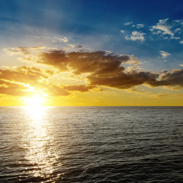 Západ slunce nad temné moře — Stock fotografie