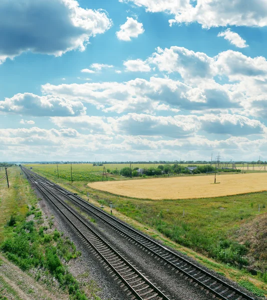 Eisenbahnen um Horizont und bewölkten Himmel — Stockfoto