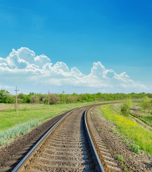 Järnvägen går till horisonten i grönt landskap — Stockfoto