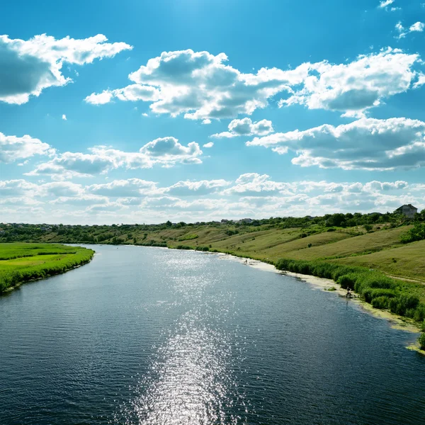 Rzeka z odbicia i błękitne niebo pochmurne, nad nim — Zdjęcie stockowe