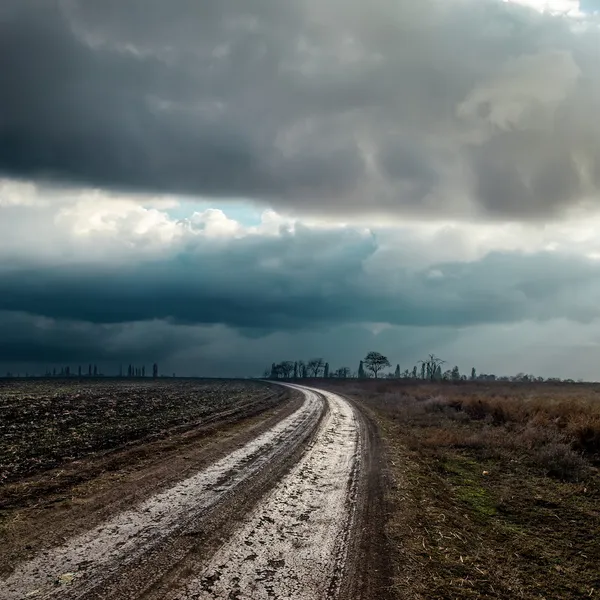 Dirty road to cloudy horizon — Stock Photo, Image