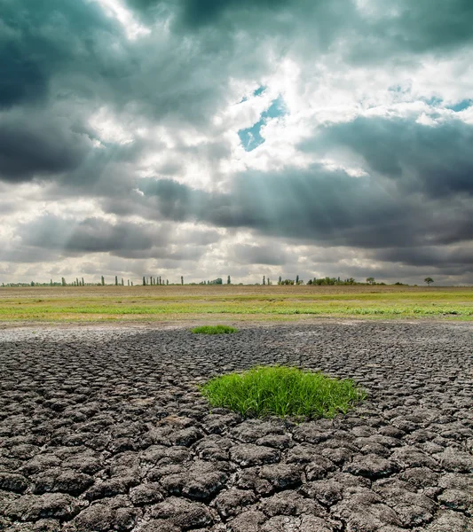 Terra seca e céu dramático — Fotografia de Stock