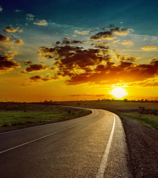 Hermosa puesta de sol sobre carretera asfaltada — Foto de Stock