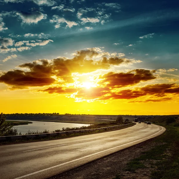 Buen atardecer sobre asfalto carretera — Foto de Stock