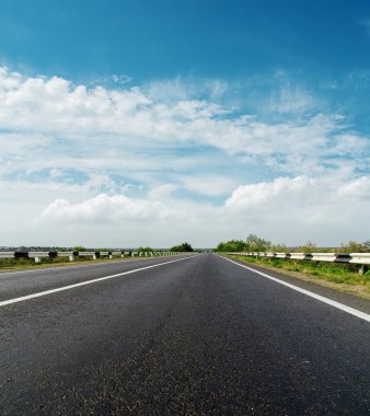 yol asfalt ve bulutlu gökyüzü