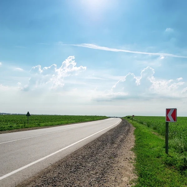 Asfaltweg onder zon in lucht — Stockfoto