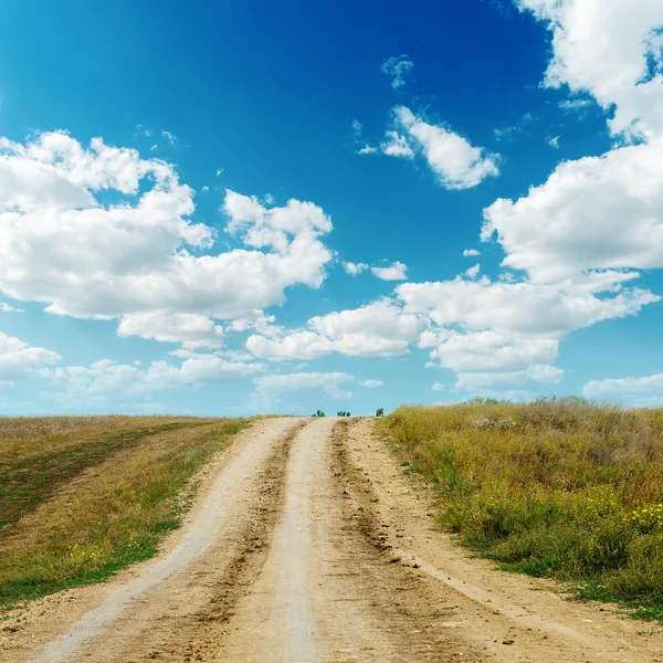 Estrada suja para o horizonte — Fotografia de Stock