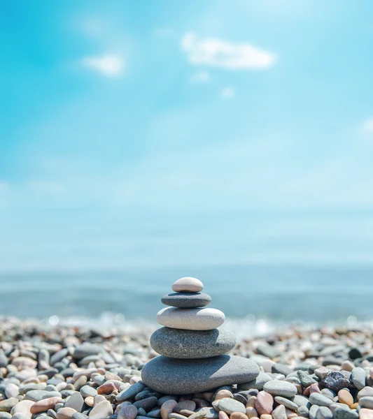 Monte de pedras como zen, perto do mar — Fotografia de Stock