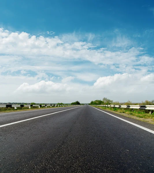 Yol asfalt ve bulutlu gökyüzü — Stok fotoğraf