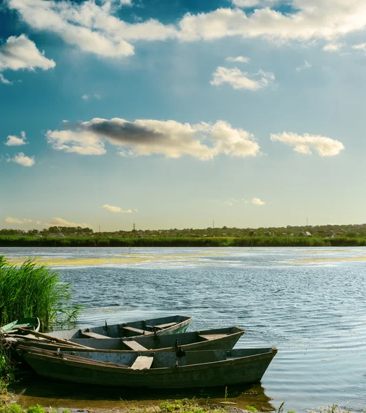 Boten op rivier op zonsondergang — Stockfoto